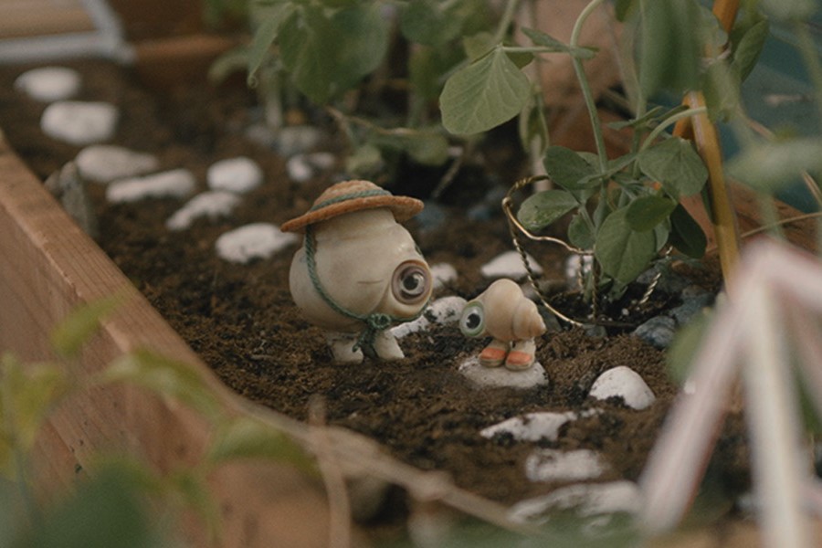 Marcel e Nonna Connie in giardino