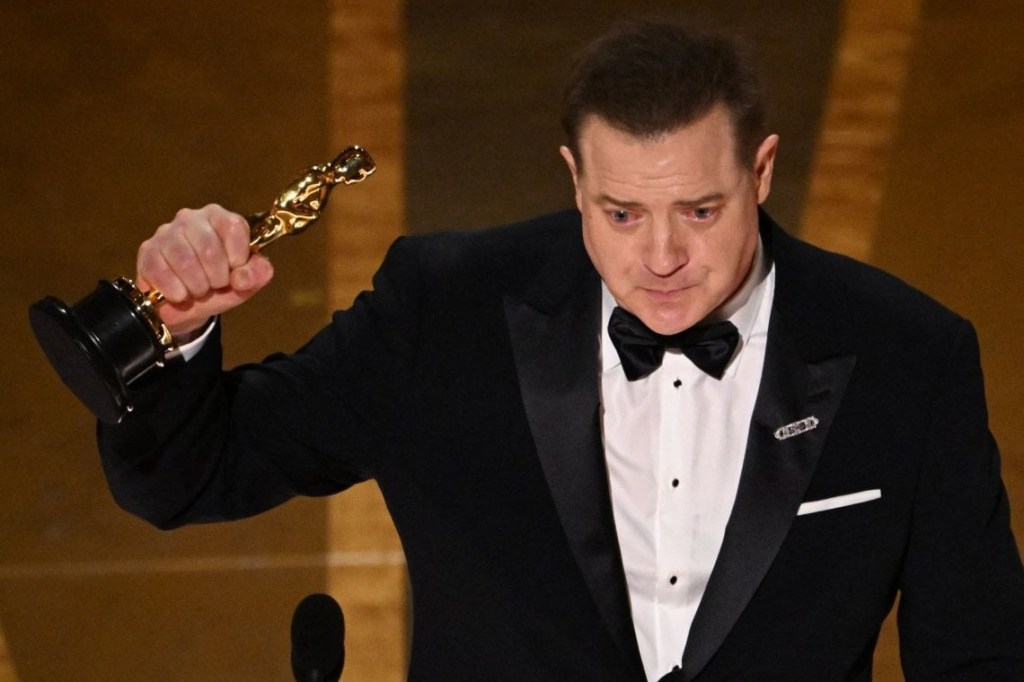 Brendan Fraser solleva la statuetta dell'Oscar