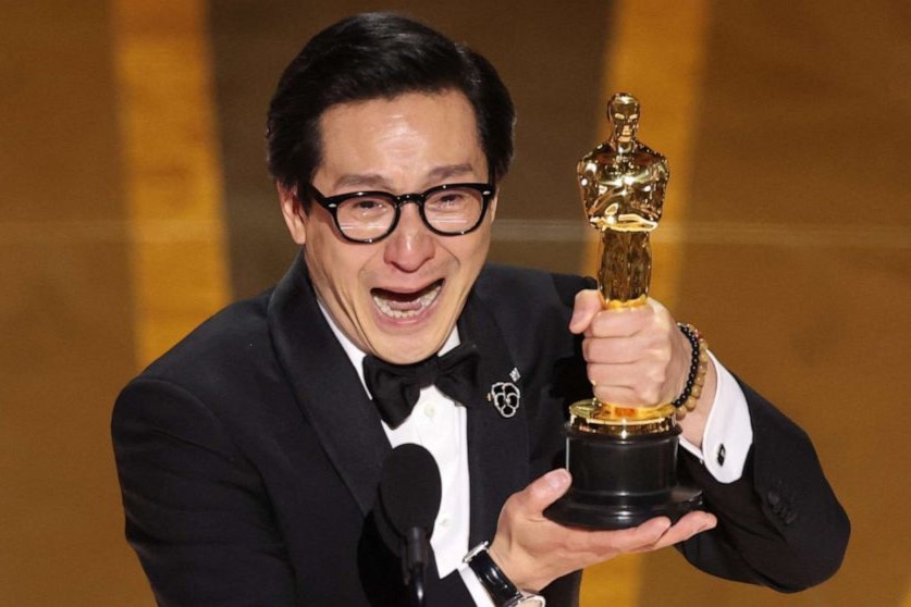 Ke Huy Quan solleva la statuetta