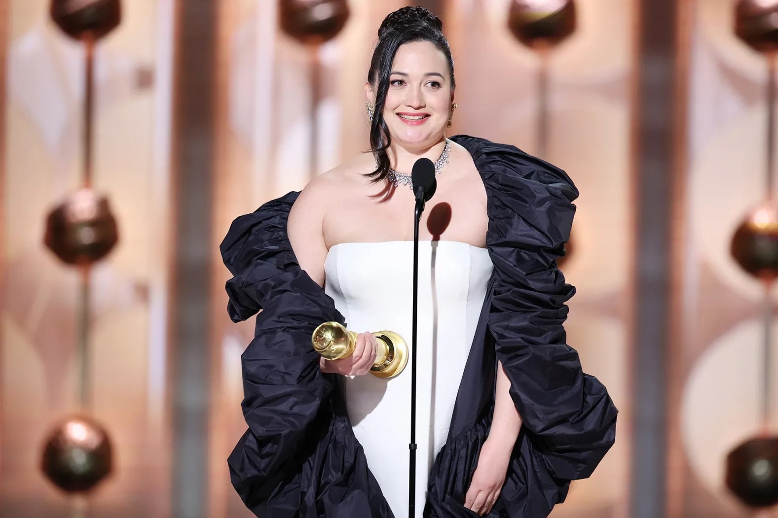 Lily Gladstone con in mano il Golden Globe per la Miglior attrice in un film drammatico