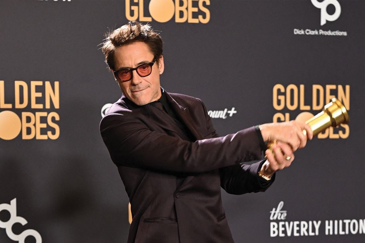 Robert Downey Jr. con in mano il Golden Globe per il Miglior attore non protagonista in un film
