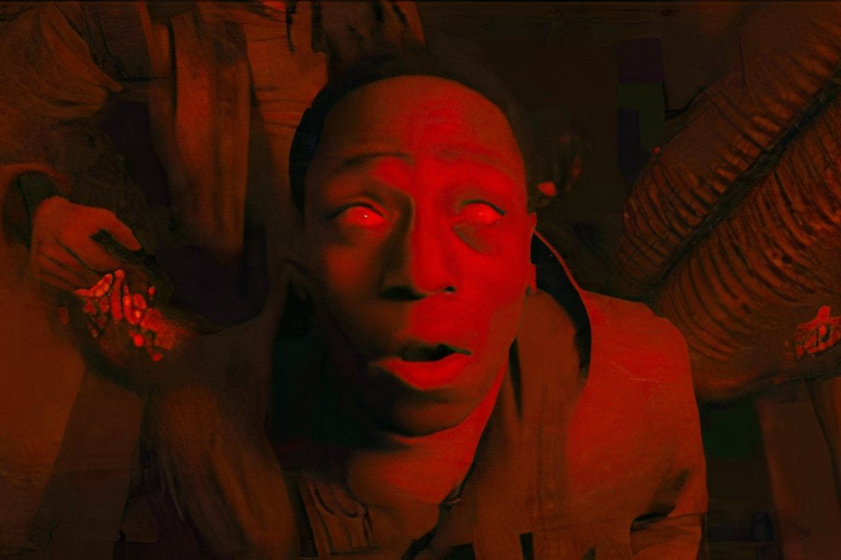 Questa immagine tratta dal film “Alien Romulus” ritrae un momento molto intenso e inquietante. La scena è immersa in un'inquietante luce rossa che evidenzia l'espressione terrorizzata del personaggio. L'immagine raffiugra l'androide Andy, che sembra essere in uno stato di shock o di paura, con gli occhi spalancati e rovesciati, forse a indicare una qualche forma di infezione aliena o di controllo mentale. Lo sfondo è scuro e caotico, con accenni ad altri personaggi o macchinari, creando un'atmosfera claustrofobica. Il colore rosso e l'espressione del personaggio evocano un senso di orrore e pericolo imminente.